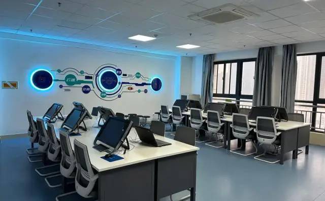 信息技術(shù)開(kāi)發(fā)哪家強(qiáng)？陜西交院專業(yè)教學(xué)展鋒芒